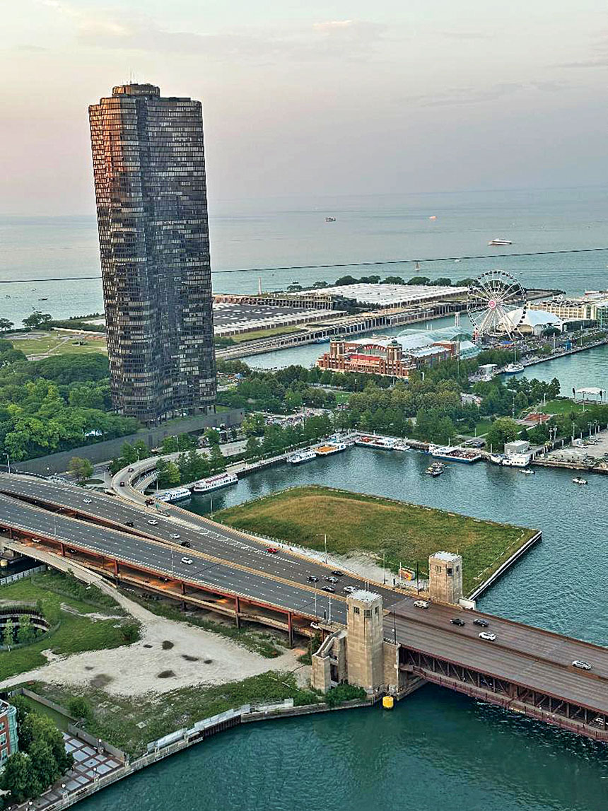 瀕臨浩瀚密芝根湖的湖濱大廈（Lake Point Tower）。 梁敏育攝