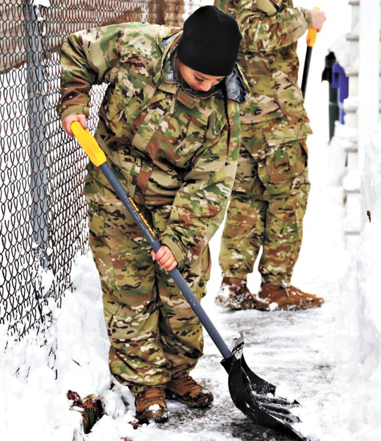 麻州國民警衛隊支援除雪作業
