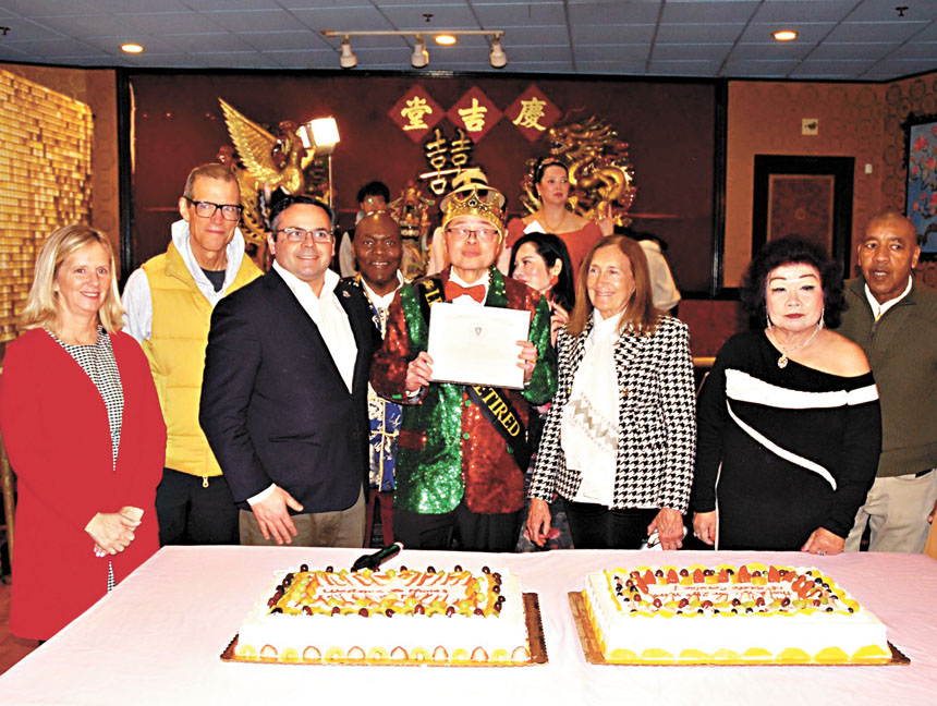 （前排左起）墨菲、科林斯、阮鴻燦、金伯格、黎雯在頒獎儀式中合影。