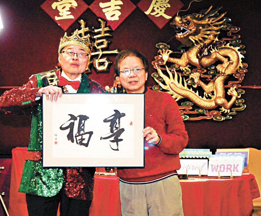 （右起）著名書法家梅宇國贈送書法作品給阮鴻燦。