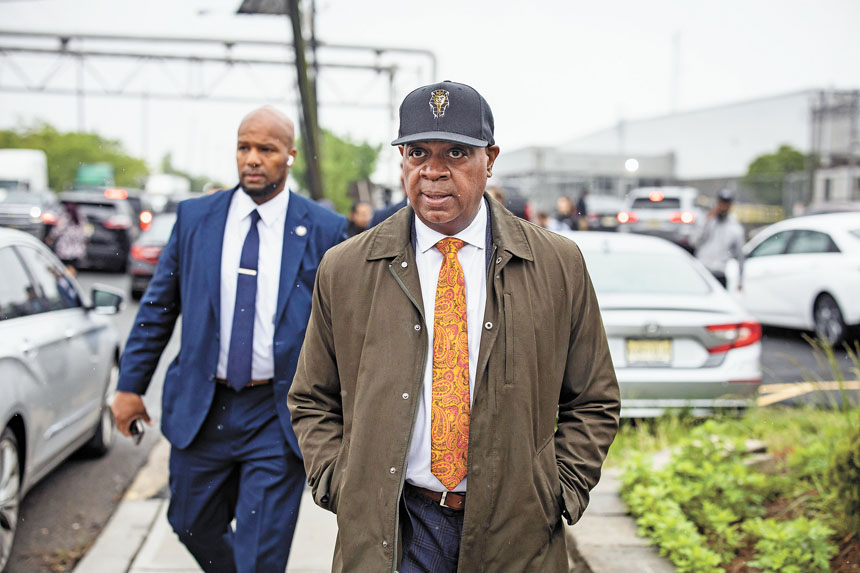 巴拉卡簽署行政命令，嚴格限制市府與聯邦移民局的執法協作。Dave Sanders /紐約時報