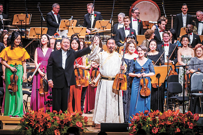 指揮余隆及演奏者與團員謝幕。