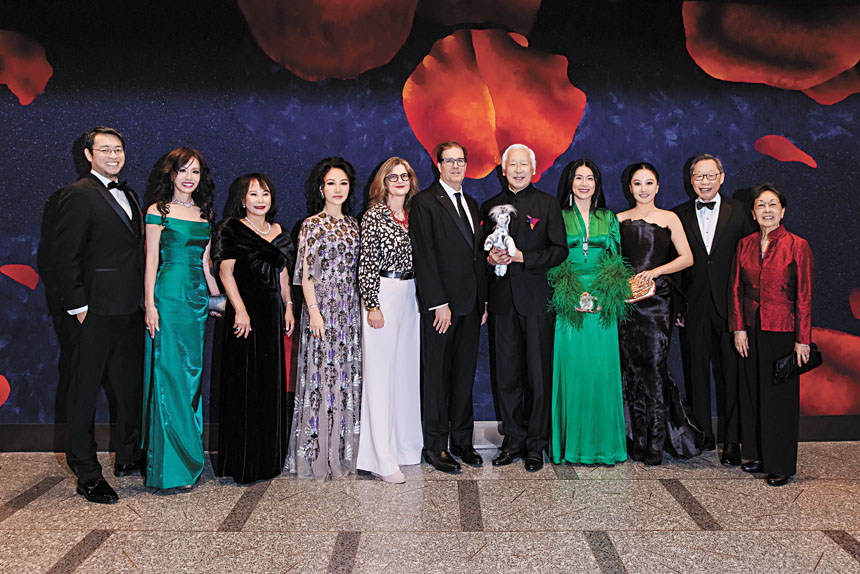 紐約愛樂團包括多位華人的共同主席在酒會上合照。