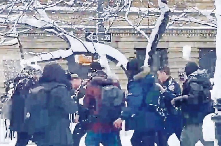 大量雪球及冰塊擲向警員。