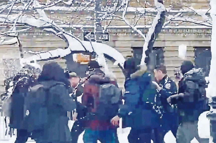 大量雪球及冰塊擲向警員。