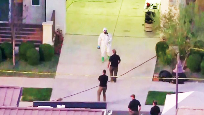 危險物品處理人員和執法人員入屋調查。KTLA