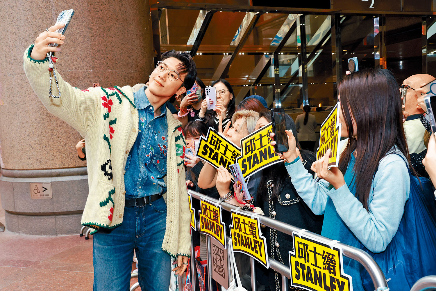 雖然有傳出現脫粉潮，但昨日仍有大批粉絲到場力撐Stanley。