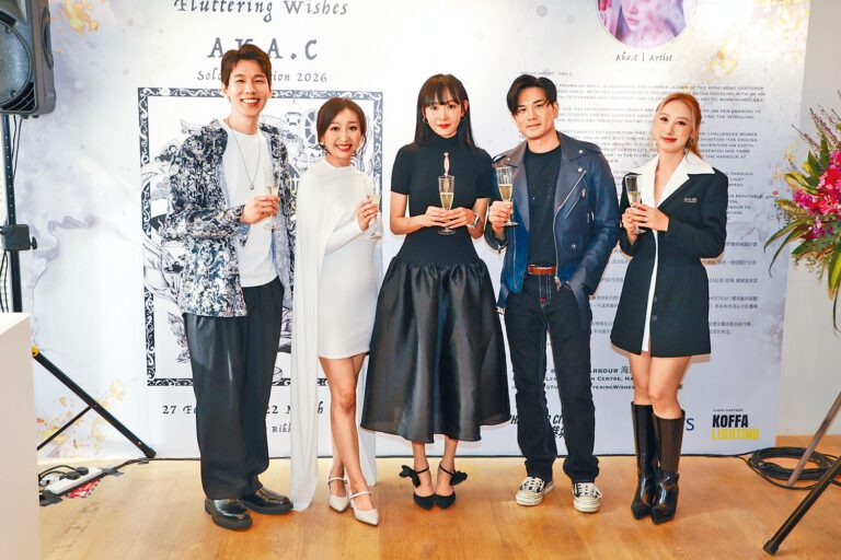 （左起）林奕匡、李靄璣、Aka、伍允龍及許靖韻在畫展上開心相聚。