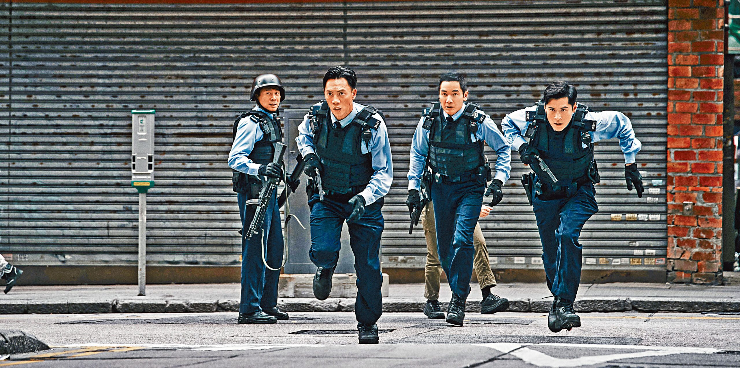 (右起)陳家樂、方中信、張文傑、陳國邦飾演警員,勇鬥劫匪。