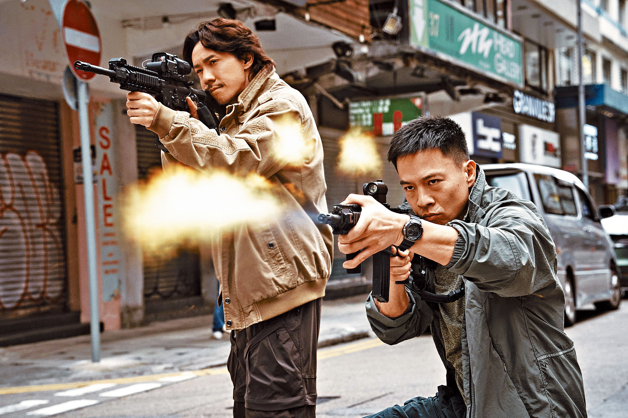張繼聰（左）、安志杰飾演劫匪兄弟，與警方在鬧市駁火。