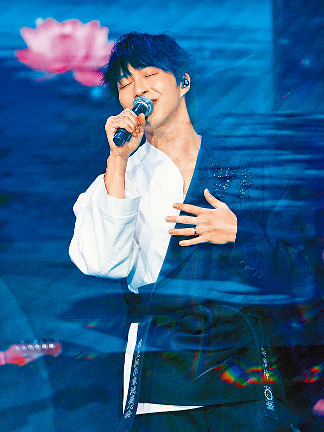 坤哥昨日分享美加巡演的照片,有感而發。