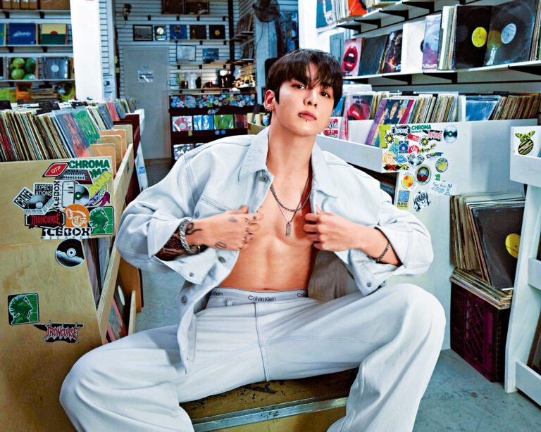 Jungkook昨凌晨做直播時狂爆粗，又舉中指惹熱議。