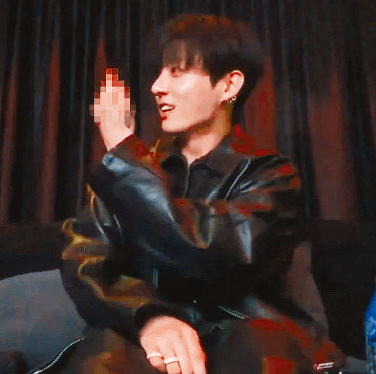 Jungkook在直播向好友舉中指，又提到自己曾是「煙鏟」。