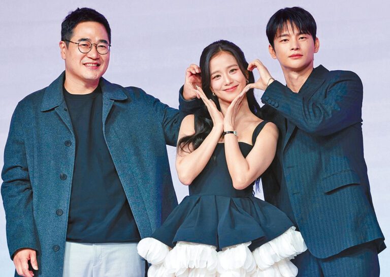 Jisoo指與導演金政植（左）溝通很多，望今次有好表現。