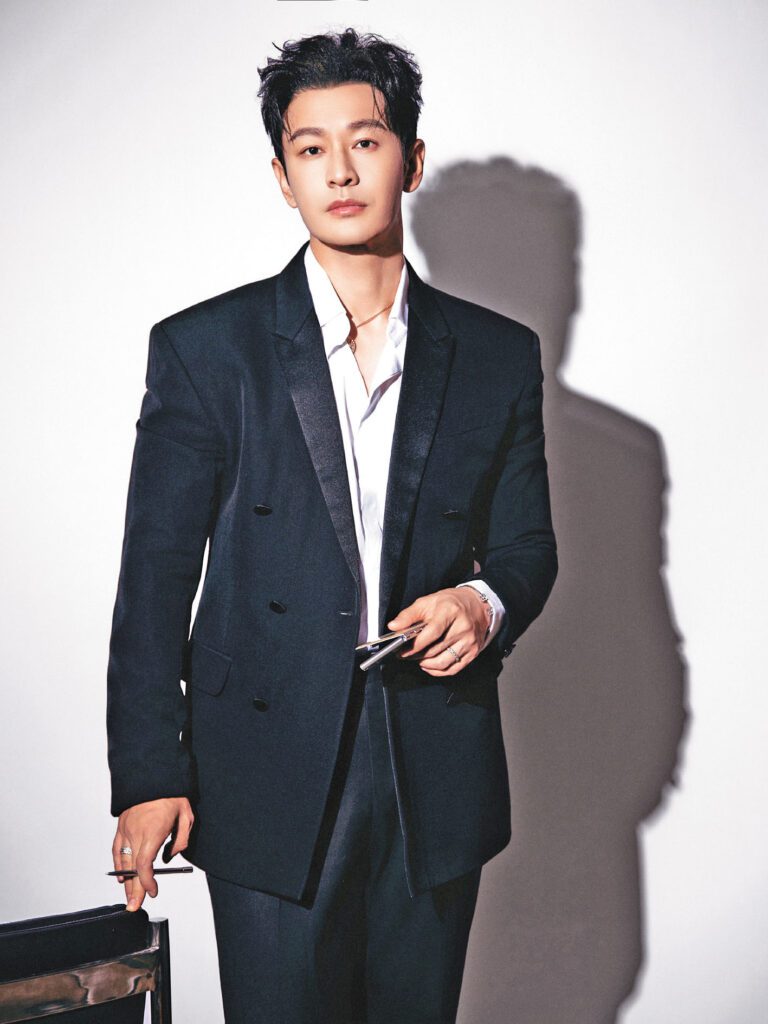 黃曉明 .c2/c3 有網友在新加坡環球影城巧遇黃曉明和一名高挑女子，兩人同撐一把傘。網上圖片