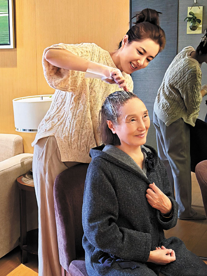 曾黎在社交平台分享幫媽媽染髮的照片。網上圖片