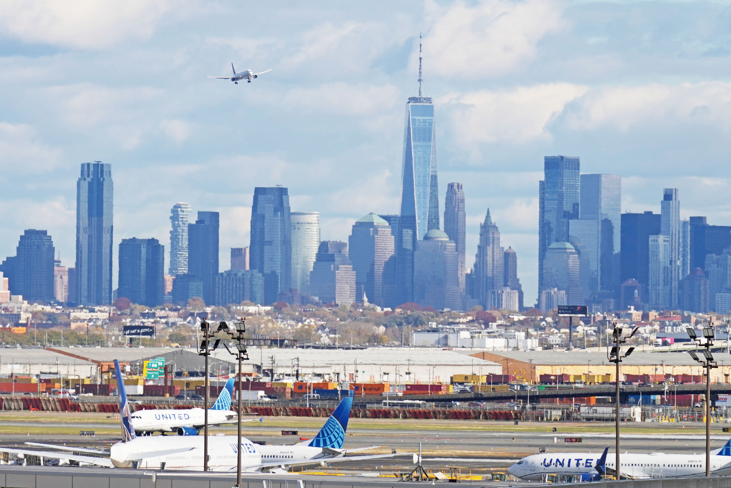 圖為新澤西州紐瓦克機場，後方可見紐約市高樓。美聯社資料圖片