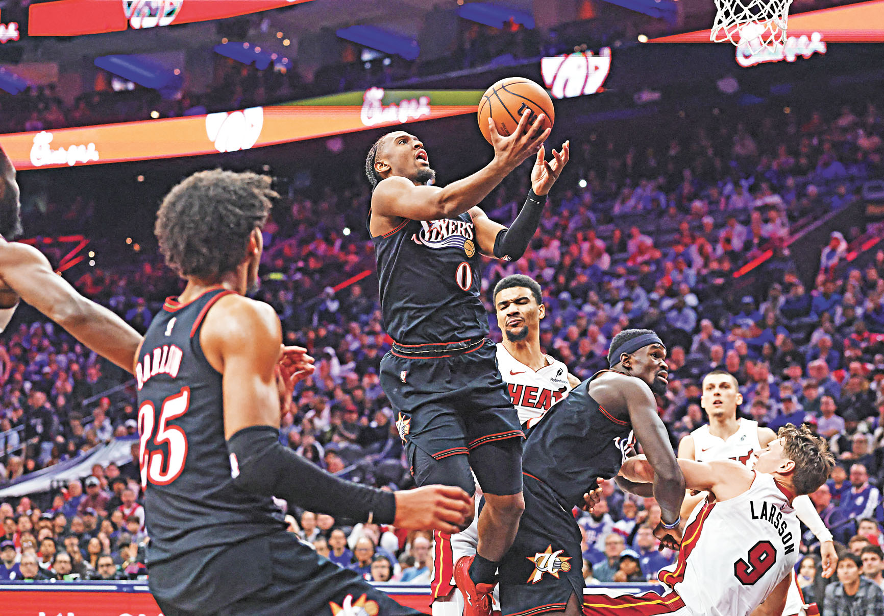 76人的馬克西（中）強行上籃。路透社