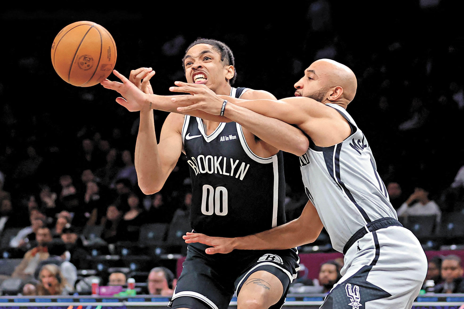 籃網前鋒米諾特（左）和馬刺隊後衛麥克勞克林在拚搶。路透社