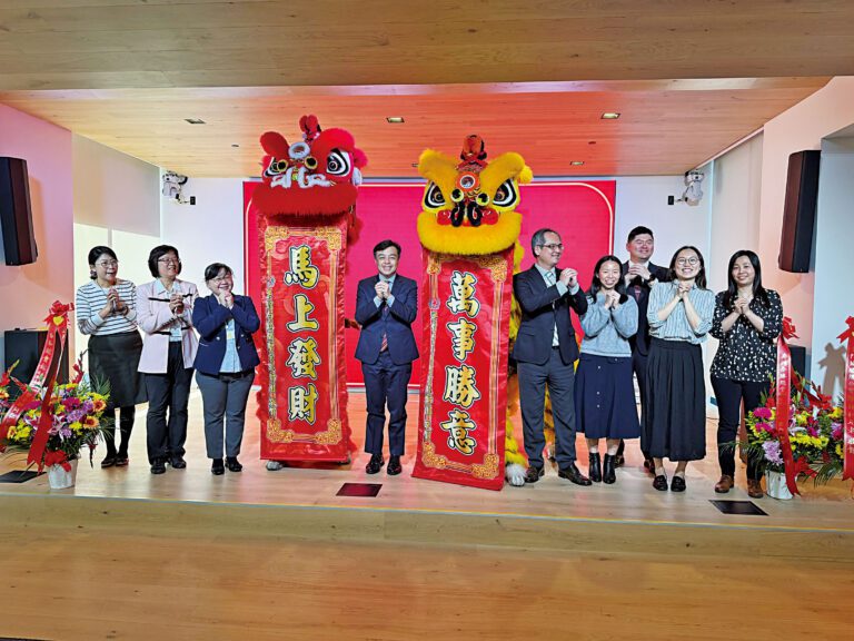 駐舊金山台北經濟文化辦事處全體同仁向灣區僑胞恭賀新禧，祝福新年吉祥如意。 記者陳程威攝