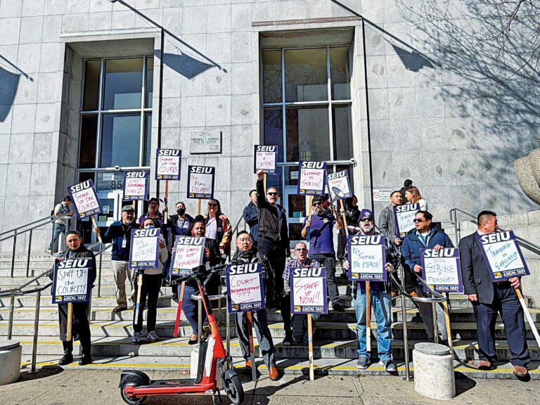 法院書記員此前在法庭外集會。本報資料圖/記者蘇婕雅攝