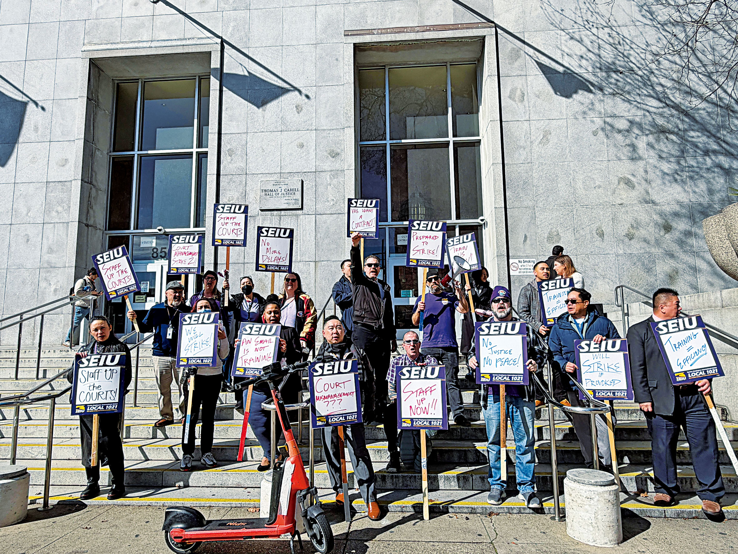 法院書記員此前在法庭外集會。本報資料圖/記者蘇婕雅攝