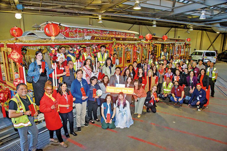 三藩市交通局舉辦「坐纜車慶新年」活動，連續第二年邀請華裔社區領袖、市府代表共迎新歲。交通局提供