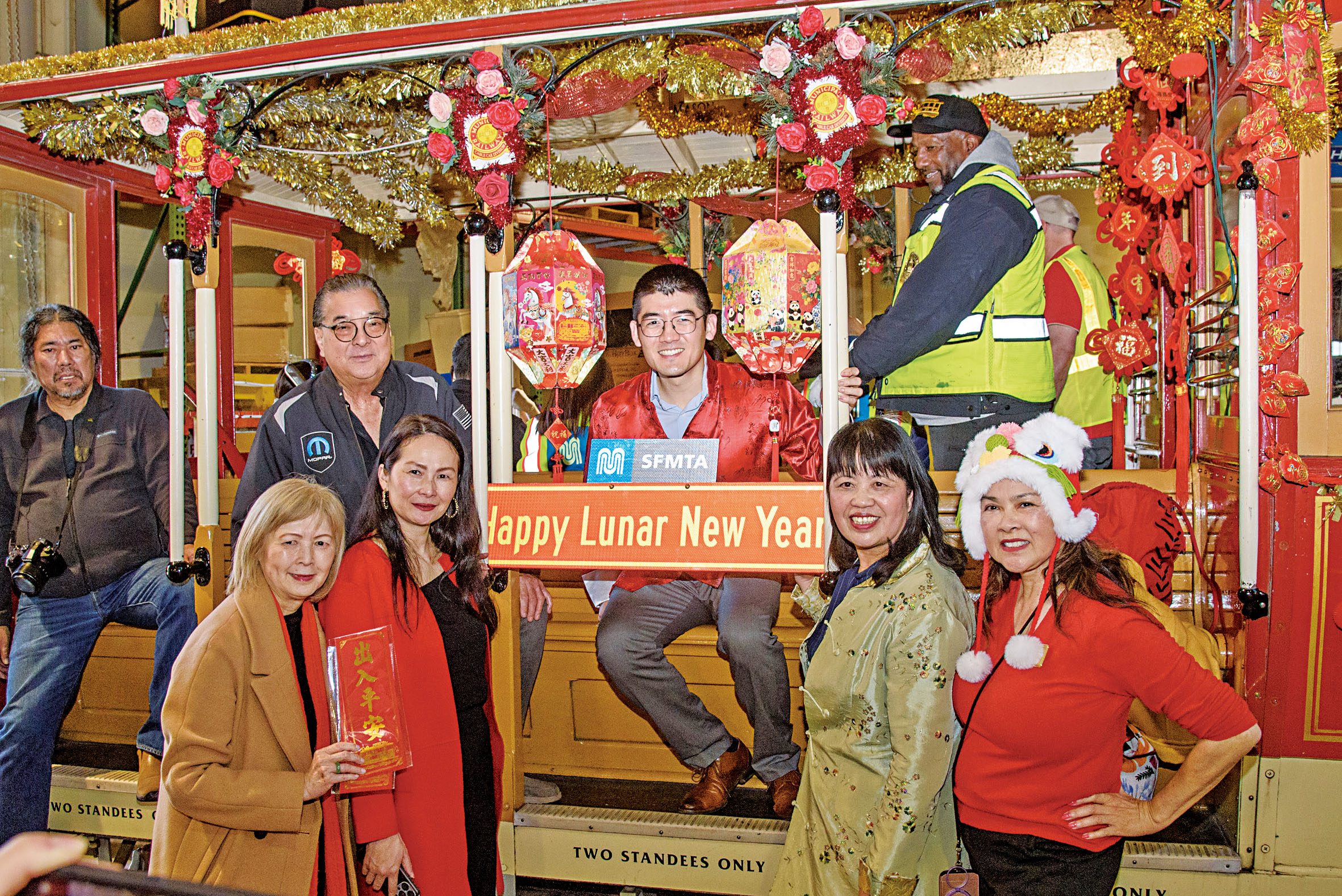 華裔社區領袖、市府代表喜迎馬年。交通局提供