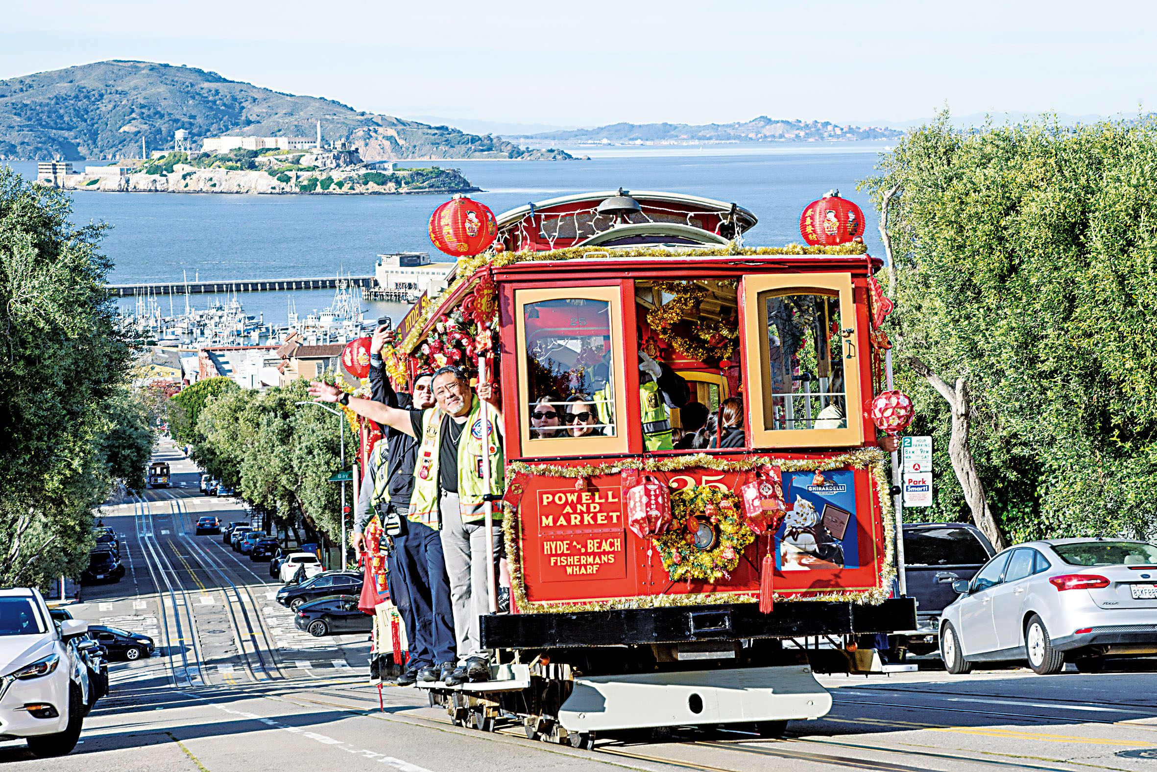 纜車在三藩市海旁上斜坡。交通局提供