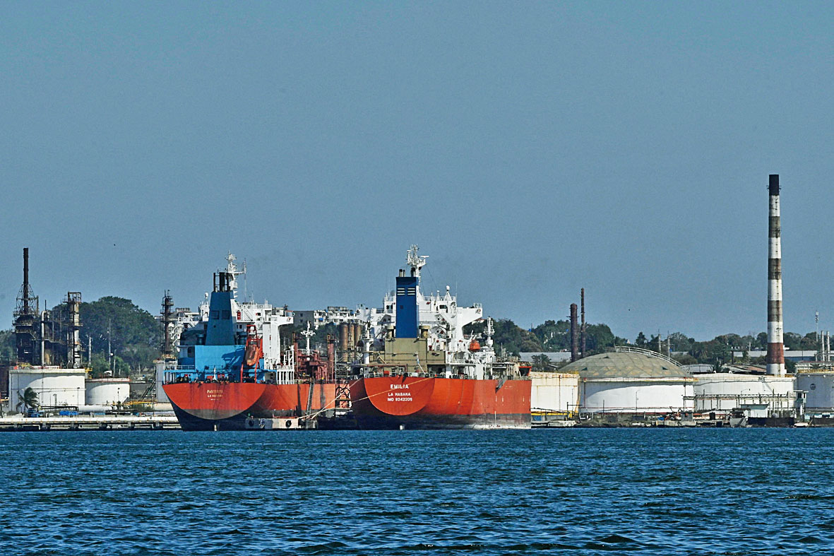 古巴哈瓦那的幾艘船隻停靠在哈瓦那灣煉油廠碼頭。路透社