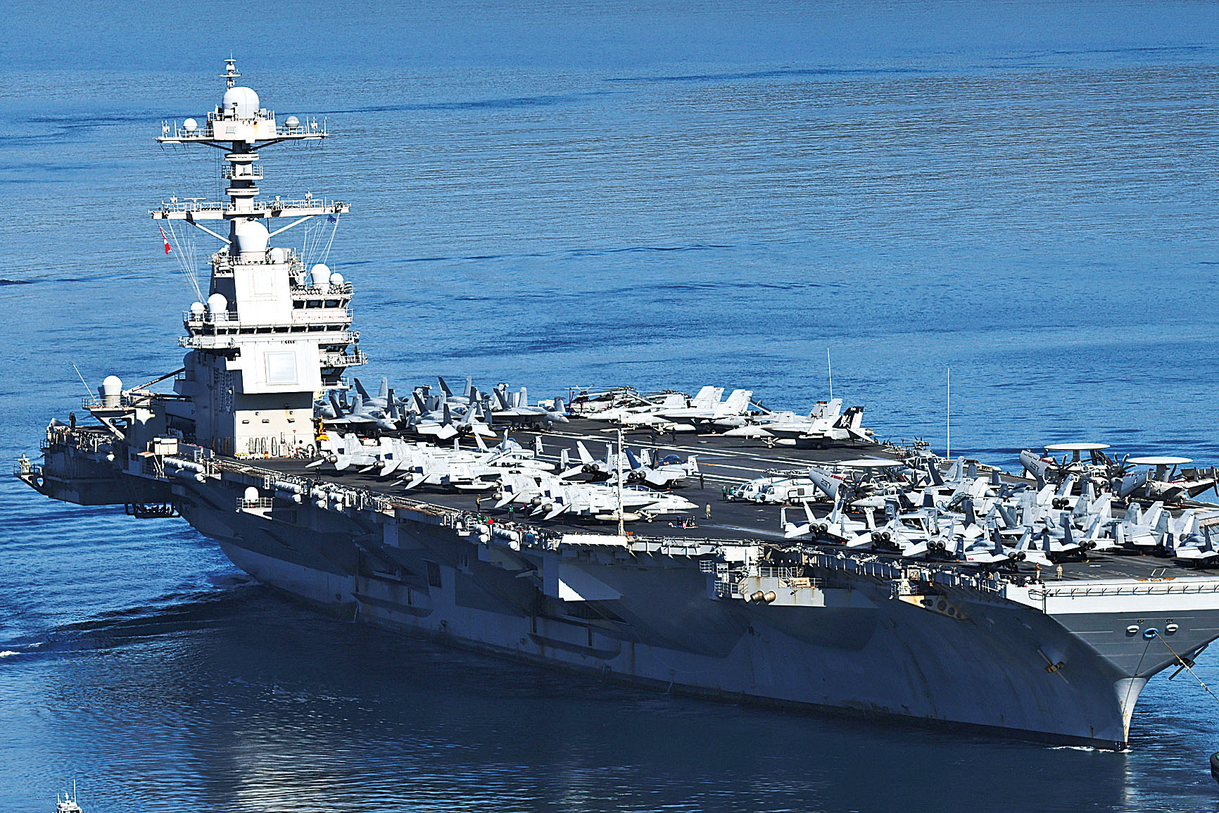 美軍最大航母「福特號」26日離開希臘南部克里特島蘇達灣的海軍基地，前赴中東。 路透社