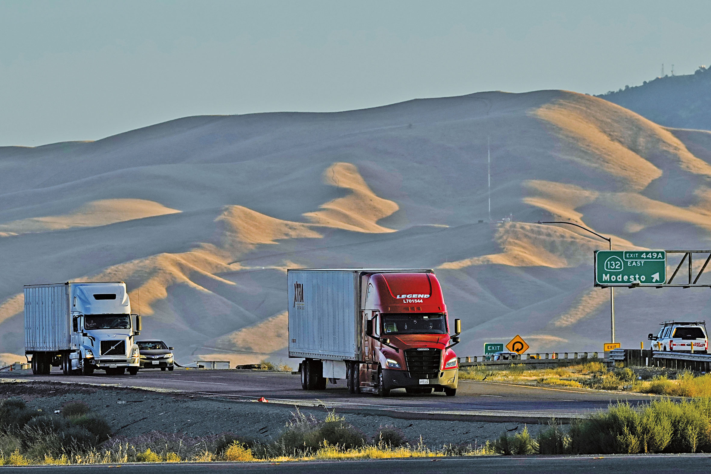 加州法官維持約兩萬移民貨車司機駕照，圖為大貨車行駛在州際5號公路。 美聯社資料圖片