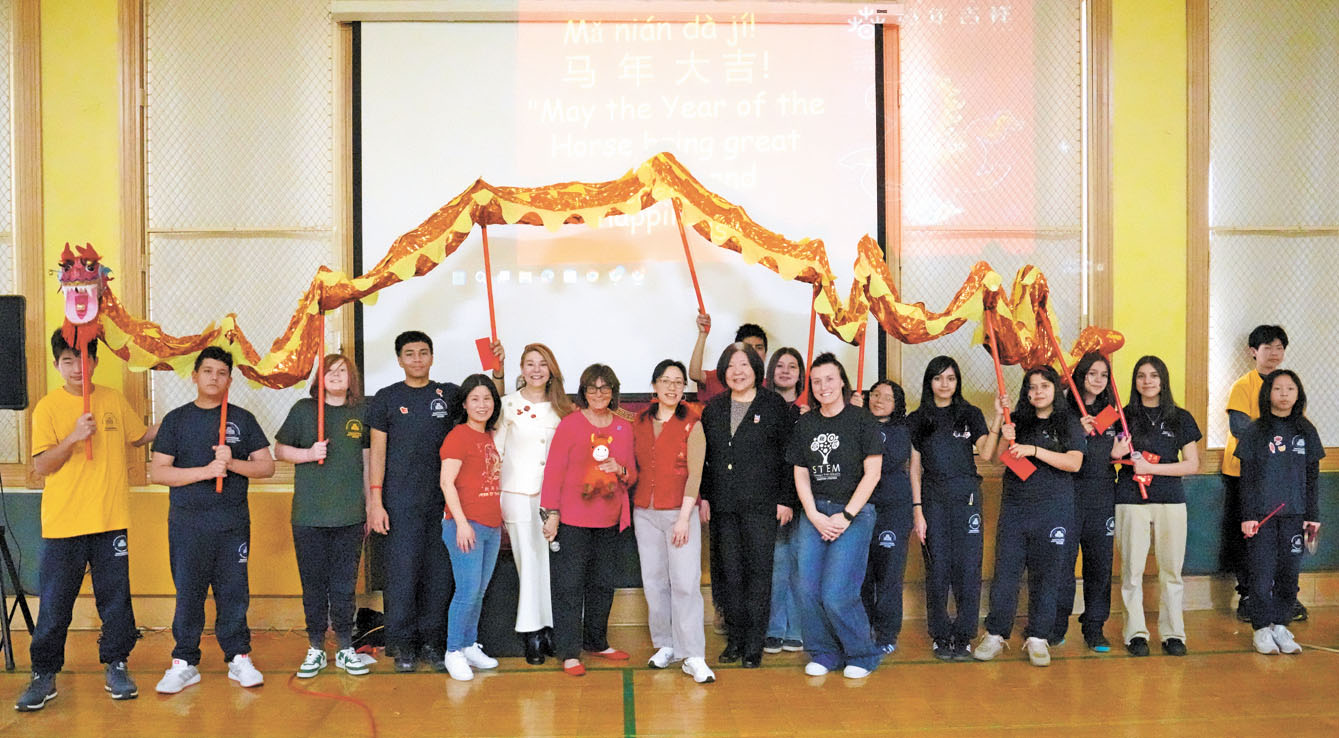 位於橋港區麥金利公園的長青初中師生們歡樂過大年。 長青初中學校提供
