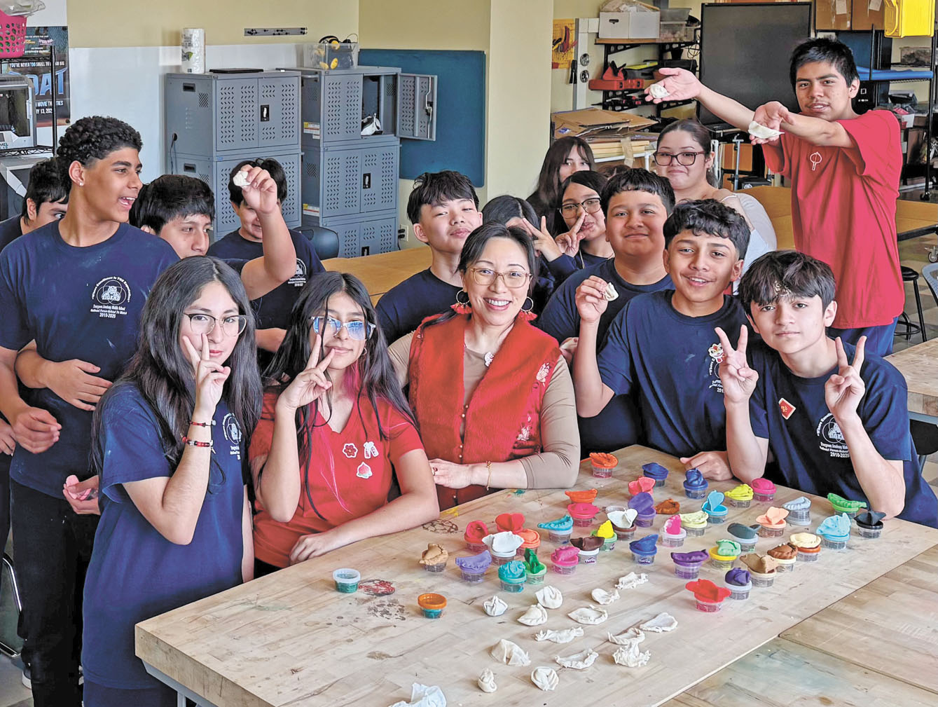 學生們利用橡皮泥學習包餃子,主要讓學生們注重搟皮和褶皺的技巧等動手能力。長青初中學校提供