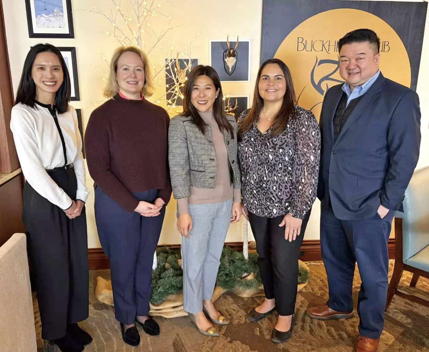 何美智處長（中）同嘉賓合影。主辦方提供