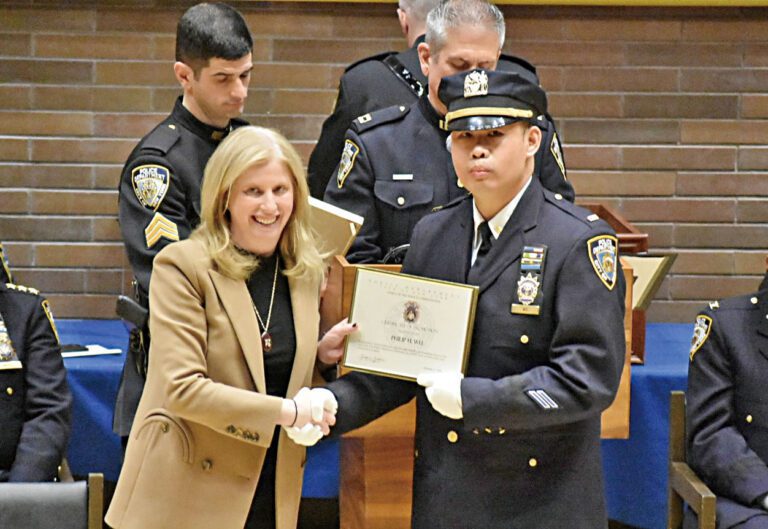 伍虎林（右）從市警務處長蒂施（左）手中接過晉升狀。