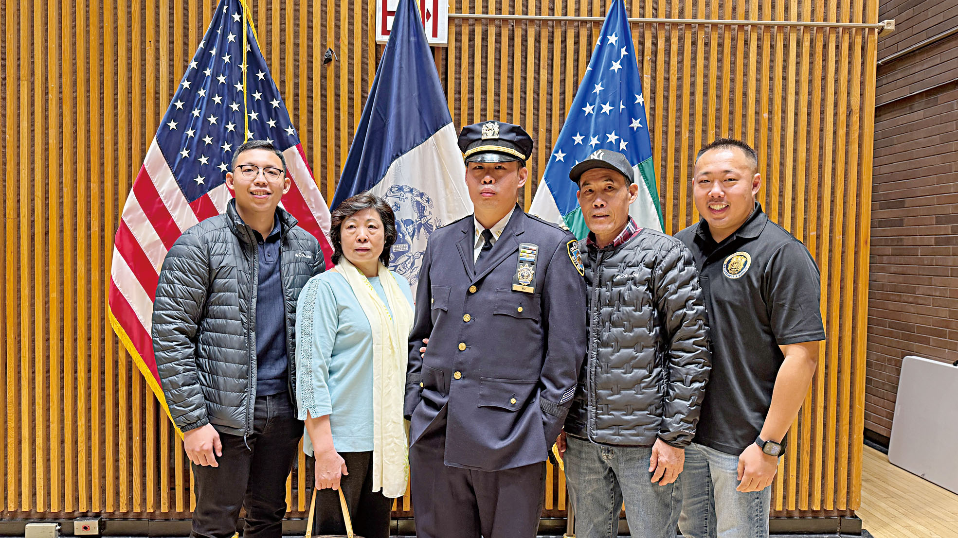 伍虎林與家人合影。