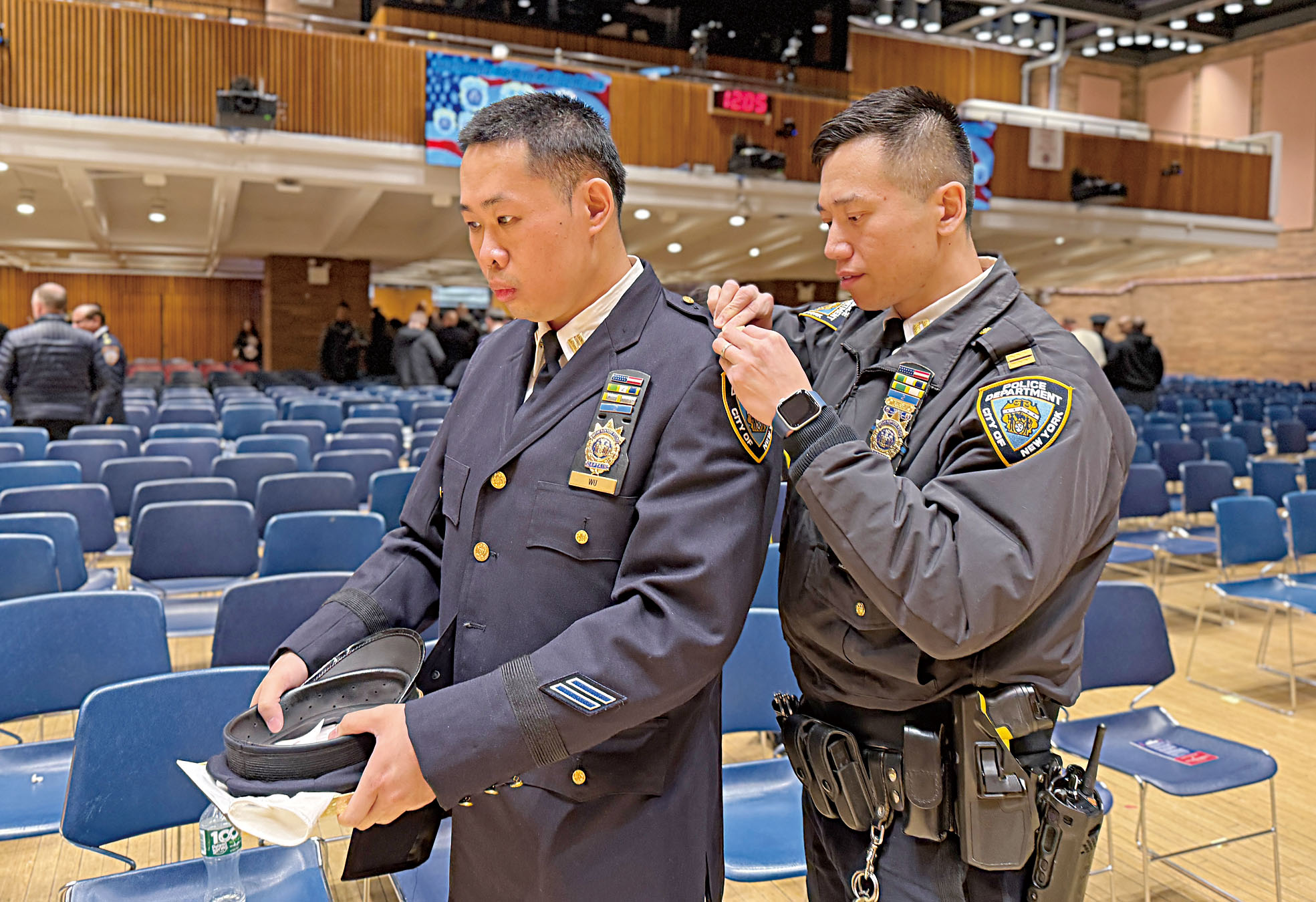 101分局長伍永耀（George Ng）為伍虎林配戴警監警徽。