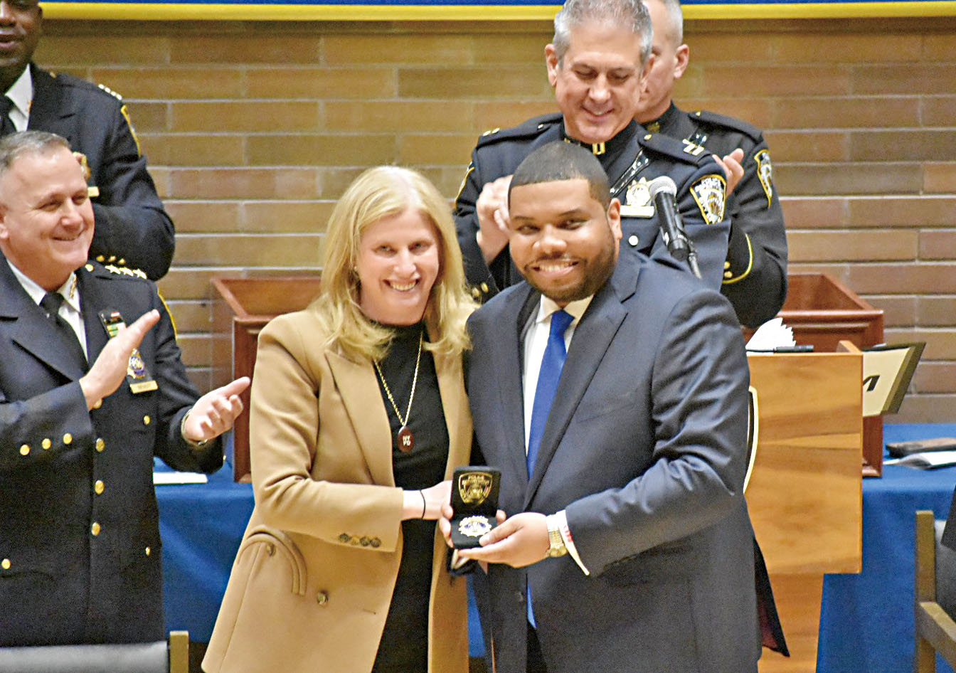 福斯特正式升任市警社區事務局局長。