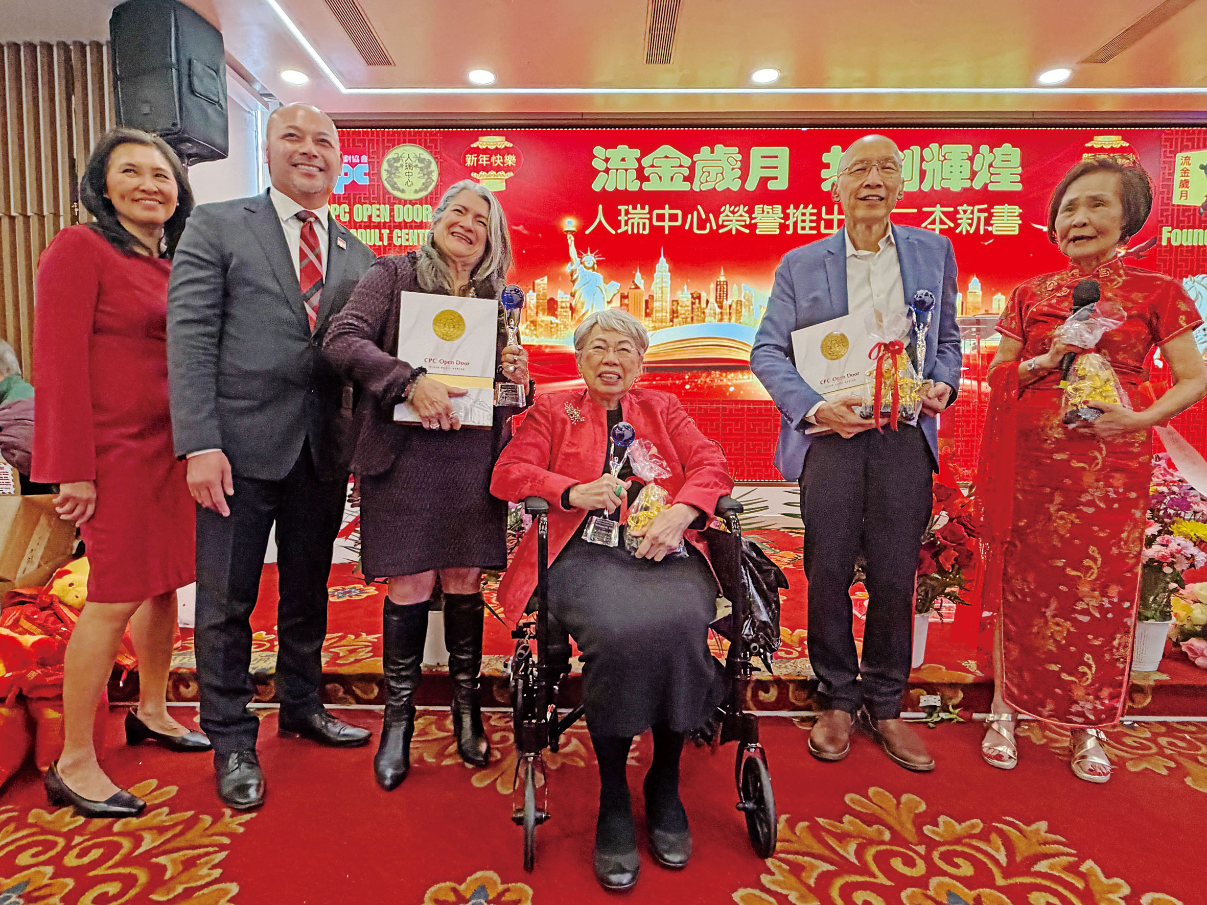 被表揚三位社區人士，華策會創辦人劉毛淑卿、紐約市老人局長Lorraine Cortes-Vazquez及華策會董事成員李棟沛，表彰他們為社區無私奉獻。