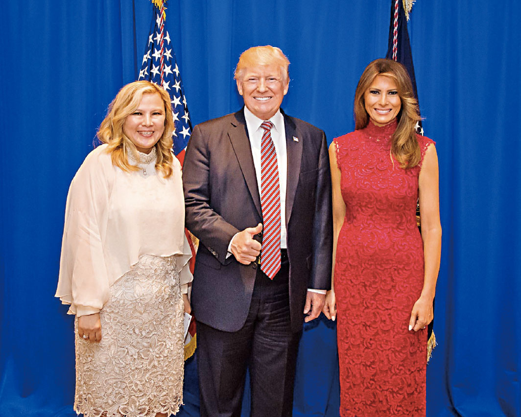 李雪銳(左一)在2017年的籌款活動中與時任總統特朗普(中)合影。紐約東區聯邦檢察官辦公室提供