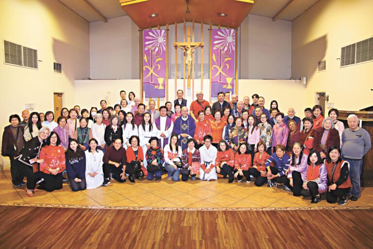 聖湯瑪斯天主堂粵語彌撒，神父與教友們一起大合照。天主堂提供