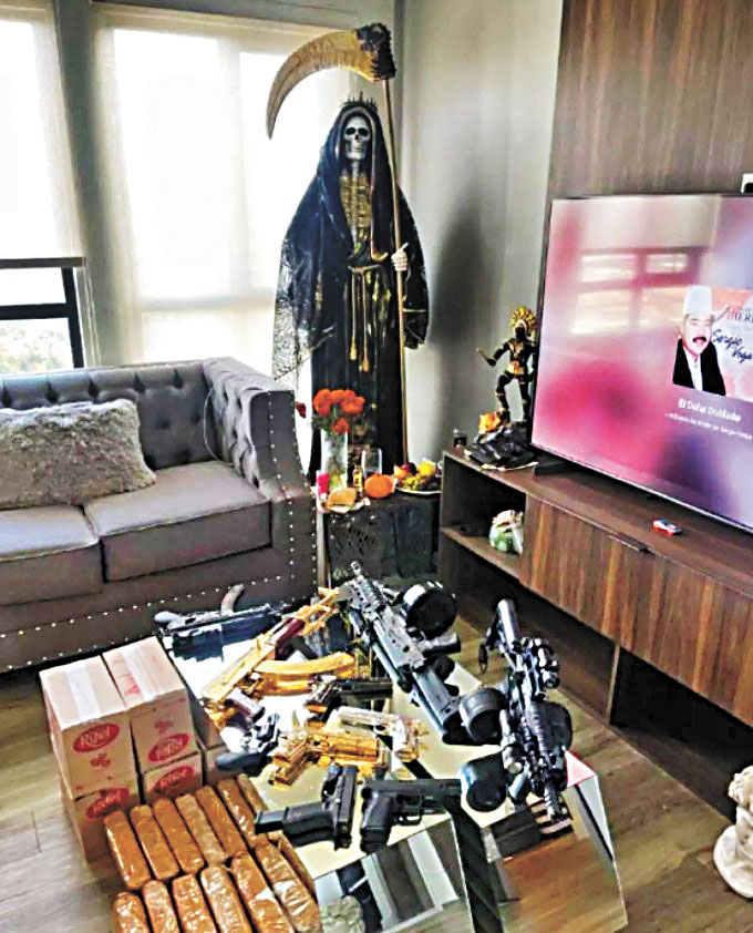警方在聖地牙哥一處民宅內查獲毒品、武器和聖死神雕像，其為毒販的守護神。司法部