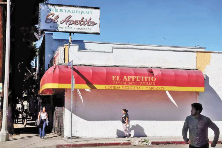 行人經過博伊爾崗一家餐廳。該區的相關項目包括改善自行車道和行人照明、拓寬路緣石，並種植300多棵遮蔭樹。洛杉磯時報