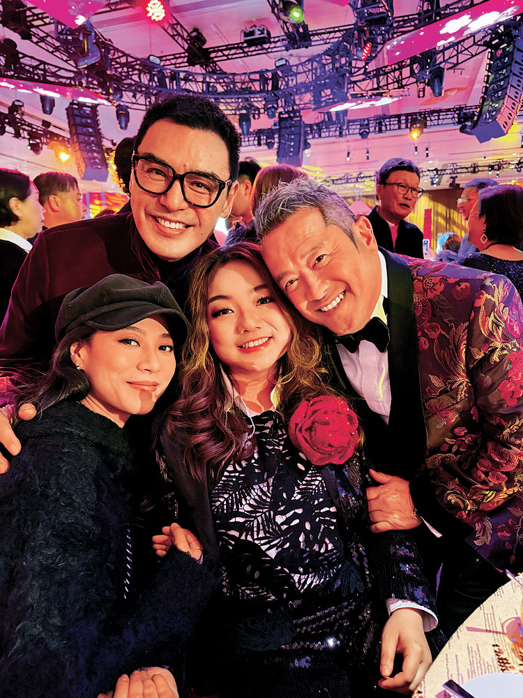 ■黃博（中）分享合照，除了有恩師曾志偉（右）外，更有鍾鎮濤等前輩。