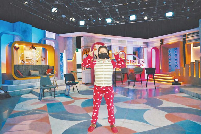 小S漸漸放下沉痛情緒，早前進棚錄影。網上圖片