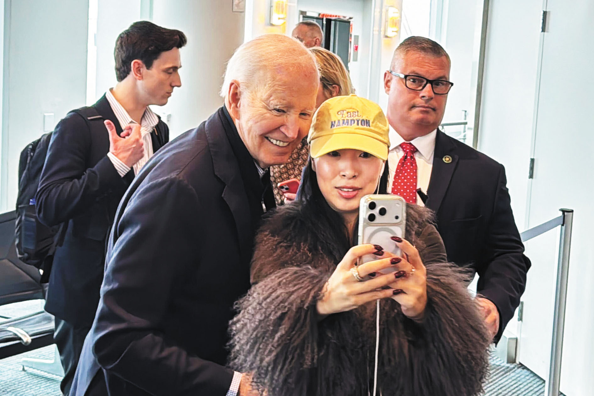 機場偶遇前總統拜登，當場自拍合照。美聯社