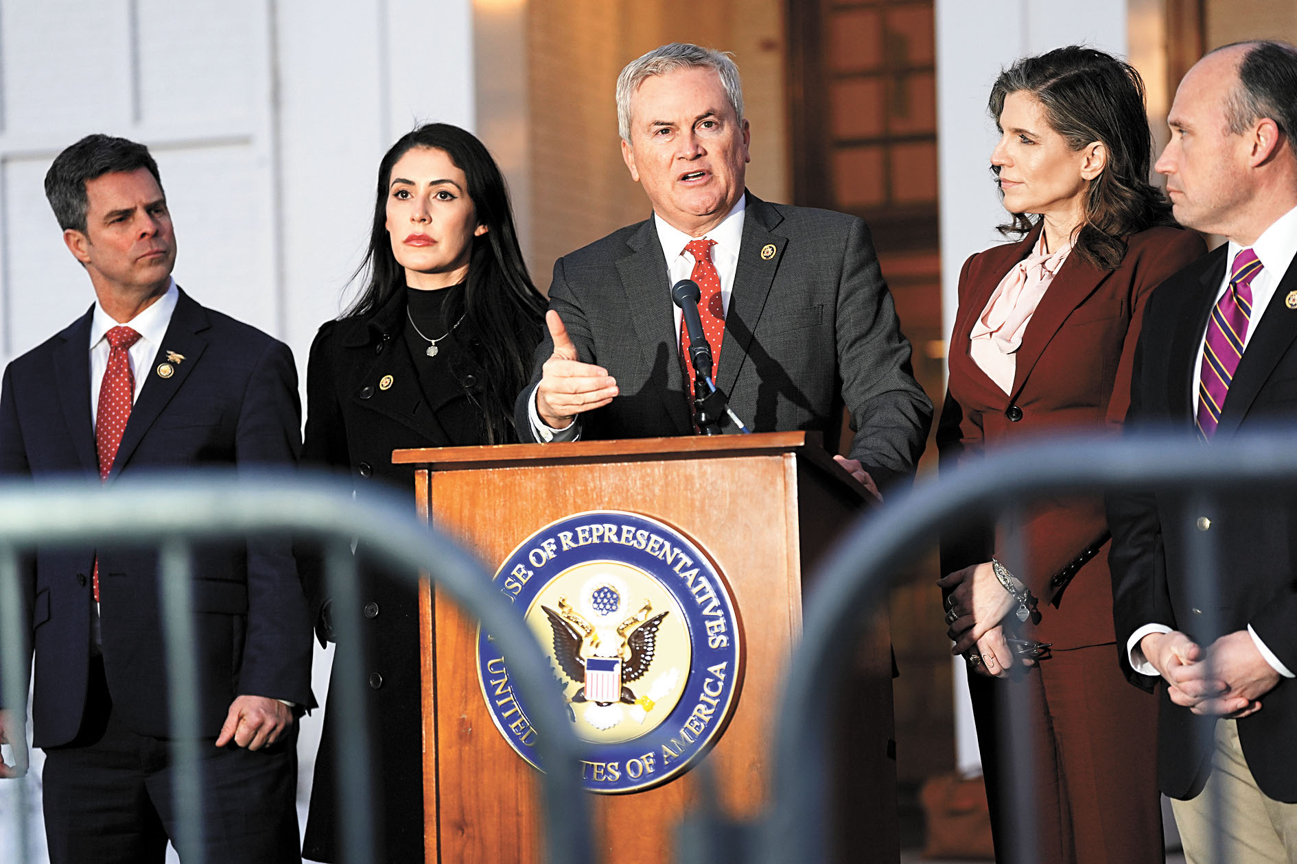 前總統克林頓27日在紐約州查帕夸表演藝術中心閉門作證後，共和黨眾議員科默在中心外發表談話。美聯社