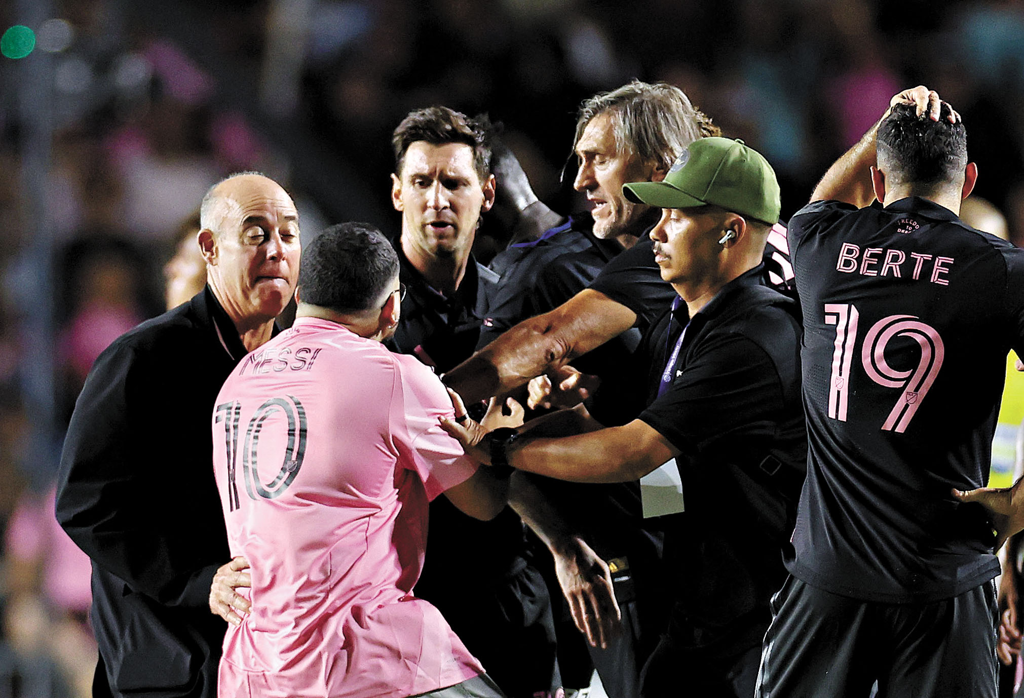 美斯在比賽中突遇球迷搗亂。路透社