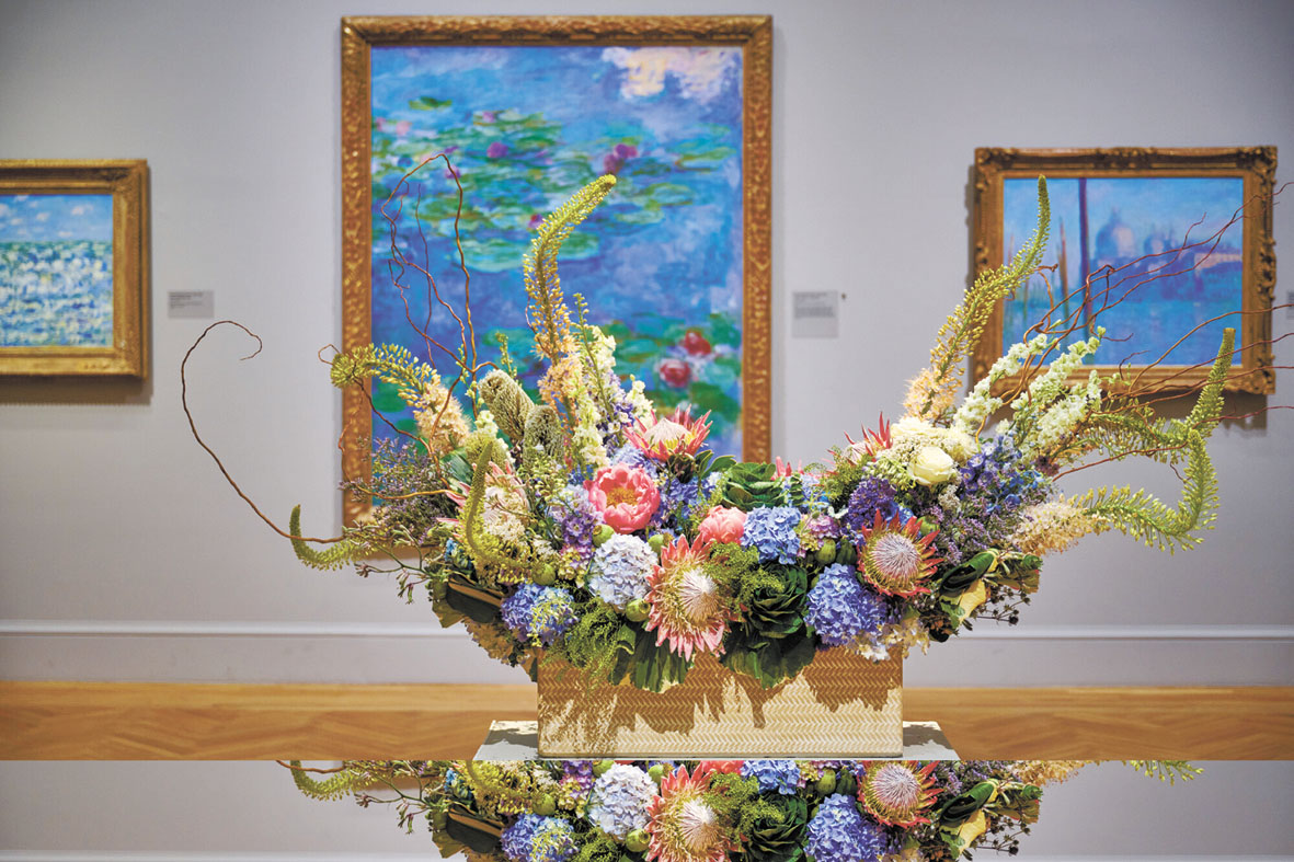 「花束與藝術」的20件花藝作品在榮民堂展出。	三藩市美術館/Randy Dodson攝